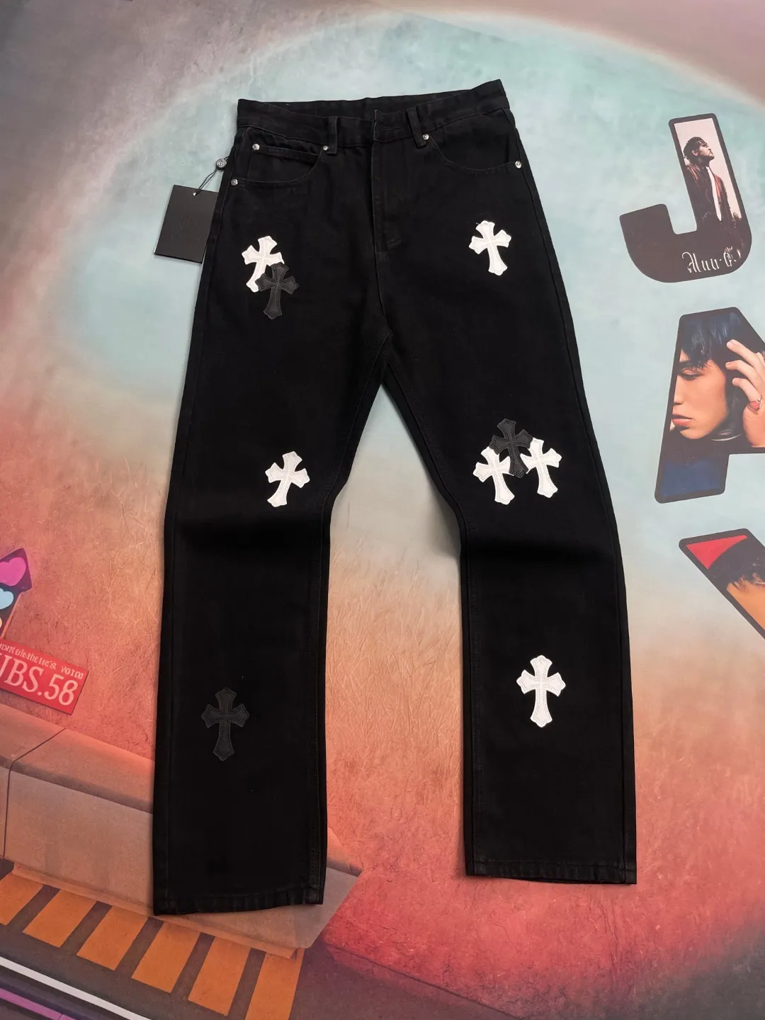 🅿️290 🔘Style No.-KL139 🔘Cro Heart𝐂𝐡𝐫𝐨𝐦𝐞 𝐇𝐞𝐚𝐫𝐭 CH City Limited Series Sanskrit Cross Patch Leather Jeans [Black and White]* Black and White Color - Chengdu Limited Catering to Chengdu Giant Panda’s hometown jeans The finished product needs to be washed and then disassembled and hand-stitched with sheepskin cross skins and then spliced together to complete the process. The whole process is too complicated to describe. The texture can be seen in the hand, and it looks good. The upper body effect is particularly stiff and stylish, super stylish. Same style for men and women - Size: S M L XL (28.30.32.34) Color: black with black, black with blue, black with pink